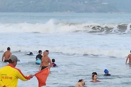 Trước thềm bão Trà Mi, nhiều du khách ở Đà Nẵng vẫn tắm biển dù sóng lớn