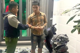 Nam thanh niên giả vờ mua nhẫn kim cương để trộm 