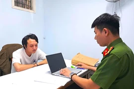 Bắt giam cặp đôi lừa đảo để có tiền tiêu xài