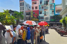 Người dân Đà Nẵng 'xí chỗ' từ chiều hôm trước để đăng ký mua nhà ở xã hội