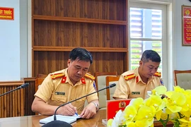 CSGT thu thập thông tin xử lý xe khách, xe điện du lịch vi phạm ở Hội An