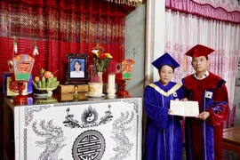 Trao tấm bằng đặc cách cho nữ sinh Trường Đại học Bách khoa ra đi vì suy thận