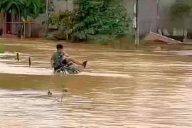 Học sinh lớp 7 bị lũ cuốn khi đạp xe qua đường ngập nước