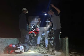 Công an băng rừng giải cứu du khách mắc kẹt trong rừng sâu