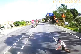 Đến nhà thông báo người chồng lao vào ô tô thì phát hiện người vợ tử vong