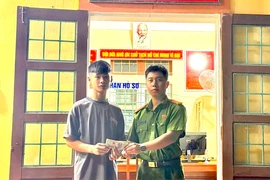 Đi đánh bóng chuyền về nhặt được tiền, nam sinh đem nộp công an