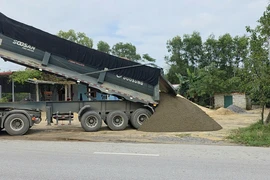 Tài xế lén đổ cát bên đường để đối phó cân tải trọng