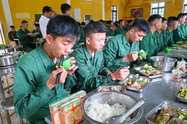 Bữa cơm đầu tiên ấm áp của tân binh