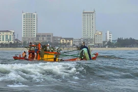 Quảng Trị: Tàu cá đang vào bờ thì sóng đánh chìm ở cửa Nhật Lệ