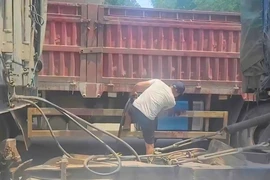 Tài xế xe tải, xe khách độ chế thùng chứa để chở dầu qua Lào trái phép