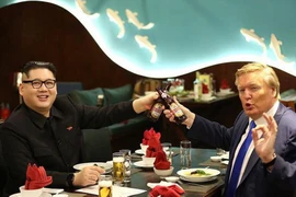 Bản sao của ông Donald Trump và ông Kim Jong-un cùng nhau dùng bữa tối tại Hà Nội kèm thông điệp "Hòa bình"- Ảnh: Facebook