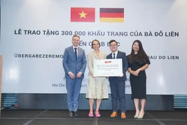 Một doanh nhân Việt tặng 300 ngàn khẩu trang cho người dân Đức