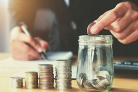 Lãi suất tiền gửi tiết kiệm dài hạn đang giảm mạnh