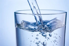 Dễ mang bệnh nếu uống nước trước khi đi ngủ