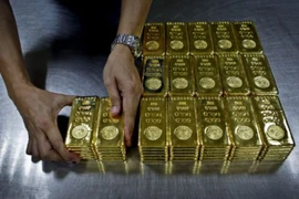 Giá vàng tiếp tục rơi xuống đáy