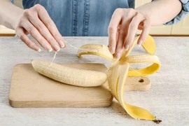Nhiều người thường bỏ chất dinh dưỡng quan trọng khi ăn chuối