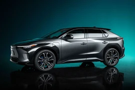 Toyota biến chiếc xe đẳng cấp chạy xăng thành xe điện