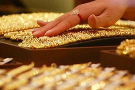 Cá mập bán mạnh vàng vì một thứ hấp dẫn hơn