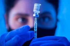 Hai 'ông lớn' Pfizer, Moderna tăng giá vaccine ngừa COVID-19 