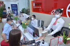 Tiền nhiều, lãi suất ngân hàng lại giảm