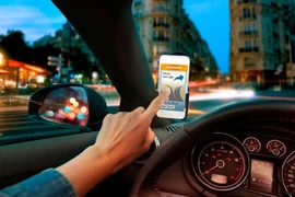 Lái ô tô chạm điện thoại bị phạt 6 triệu đồng