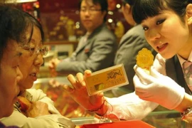 Nhà đầu tư bán tháo, giá vàng rớt mạnh