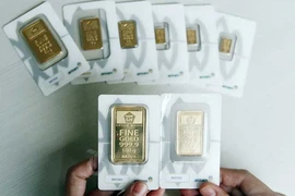 Giá vàng tuột dốc không phanh