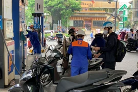 Bức xúc vì giá xăng Việt Nam giảm quá ít