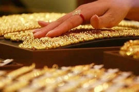 Giá vàng tuột dốc
