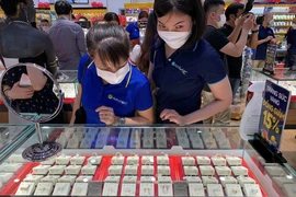 Giá vàng rớt sâu, SJC vẫn 'một mình một chợ'