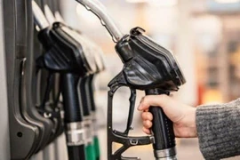 Giá dầu thô đột ngột tăng trở lại
