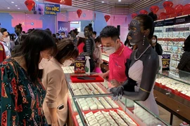 Giá vàng lao dốc xuống mức thấp nhất hai năm