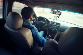 Vì sao người lái xe ô tô nên cởi bỏ áo khoác mùa đông?