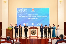 Ngày càng nhiều cá nhân đổ tiền chơi chứng khoán