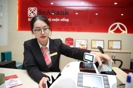 Lãi suất tiết kiệm giảm kỷ lục, mất mốc 6%
