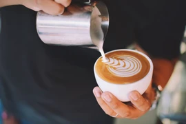 Buổi sáng uống cà phê, chuyện gì xảy ra cho cơ thể?