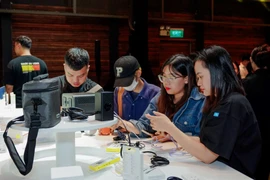 Kinh tế khó khăn, đại gia bán lẻ tìm cách kiếm tiền
