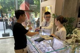 'Cá mập' mua nhiều, giá vàng lên đỉnh mới