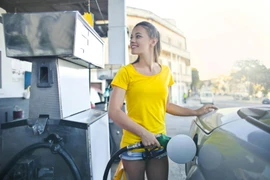 Đổ xăng cho ô tô xong, bạn có nên trả tiền ngay?