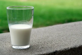 Vì sao uống sữa đôi lúc gây trào ngược axit?
