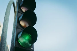 Năm 2025, đi sao cho đúng khi thấy tín hiệu đèn vàng?