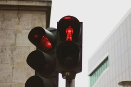 Vượt đèn đỏ tại Mỹ, tài xế bị phạt hơn 25 triệu đồng