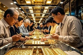 Người mua vàng 'lo sốt vó' với thông tin mới này