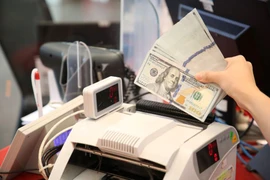 Vì sao đồng đô la Mỹ không cạnh tranh lại với vàng?