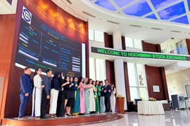 Thị trường chứng khoán vừa tạo cột mốc lịch sử đầy ấn tượng