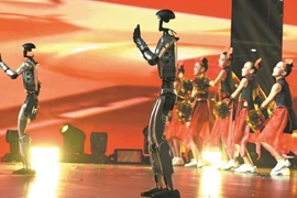 Robot nhân hình Trung Quốc: Từ nhà máy bước lên sân khấu giải trí 