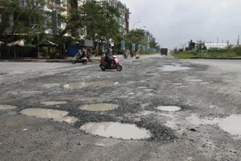 Cần Thơ: Đường ngàn tỉ đầy ổ gà, ổ voi