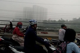 Sài Gòn sương mù kéo dài bất thường, mưa cũng hiếm thấy