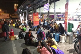 Dòng người đổ về TP.HCM từ 2 giờ sáng