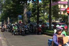 Người Sài Gòn chống chọi cái nắng đầu mùa